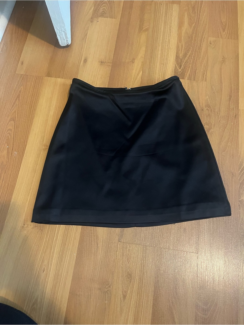 Aritzia x Wilfred - "Tavern" Classic Shiny Black Women’s mini Skirt - Picture 2 of 4